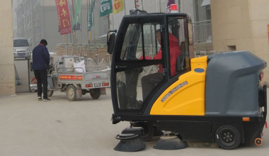 C185駕駛式掃地車服務(wù)于某小區(qū)